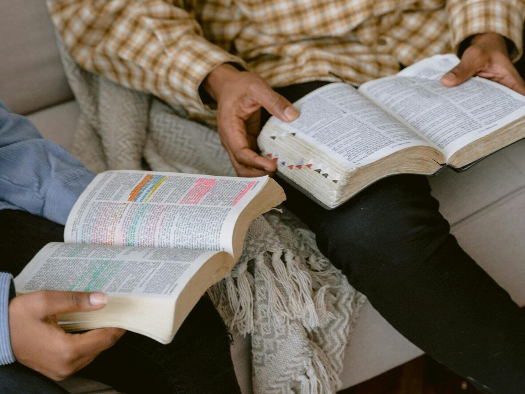 Zwei Personen lesen gemeinsam in der Bibel